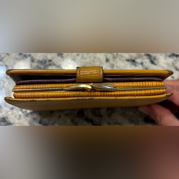 Authentic LV EPI Kisslock leather wallet (yellow color/purple interior) - Picture 4 of 17